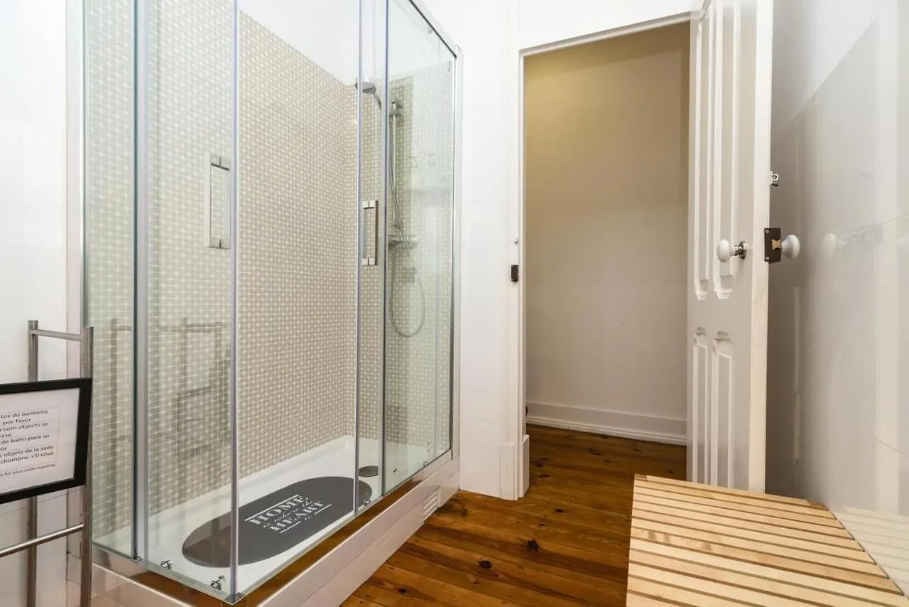 Guest house Retro M2 R4 - Lovely Double Room With Shared Bathroom Lisbon Portugal